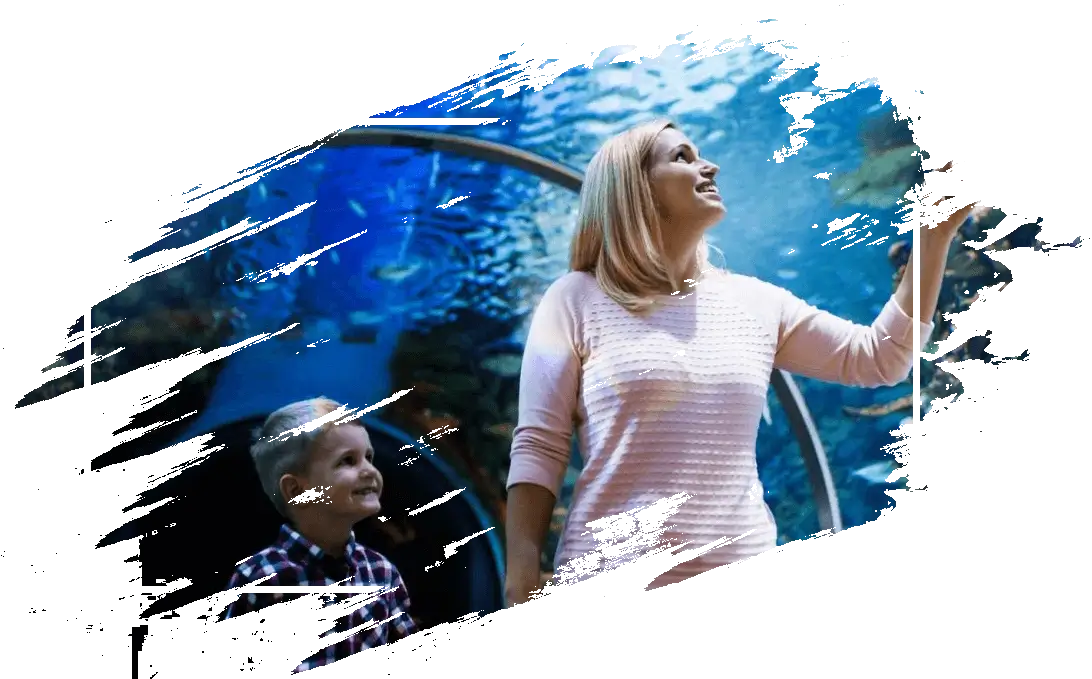 mama pokazuje sinu ribe u akvarijumu